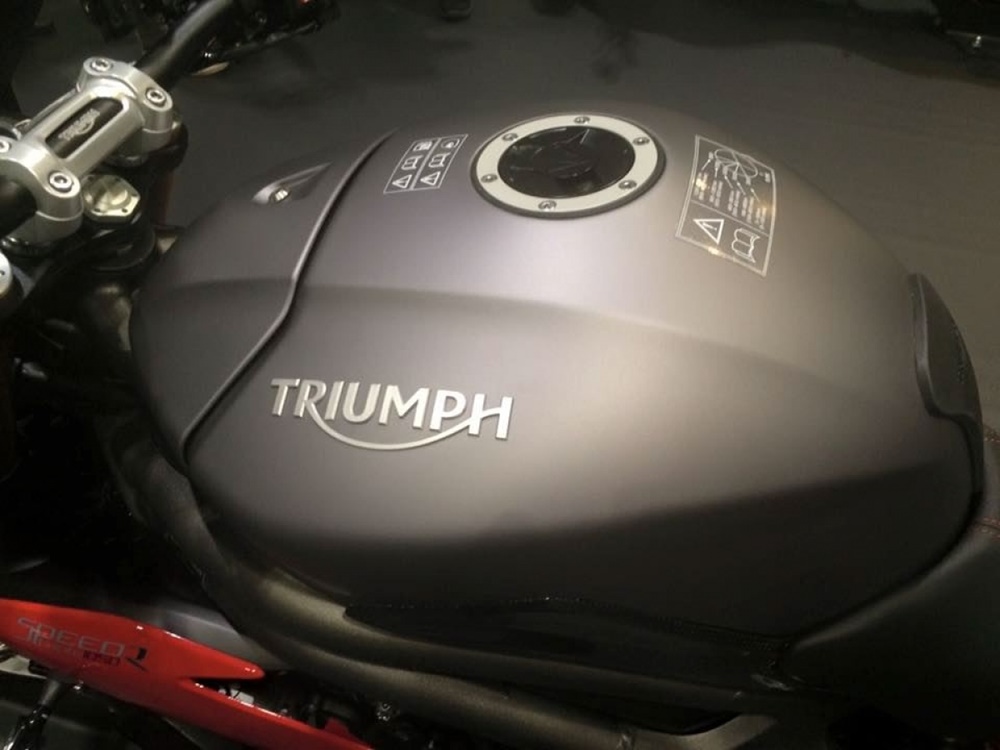 Мотоцикл Triumph Speed Triple R 2016 (первые фото)