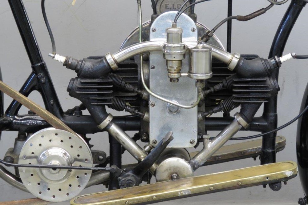 Старинный мотоцикл Douglas Model WD-20 1920