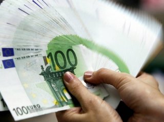 На торгах 24 ноября рубль сдал к корзине, доллар преодолел рубеж в 18 тысяч