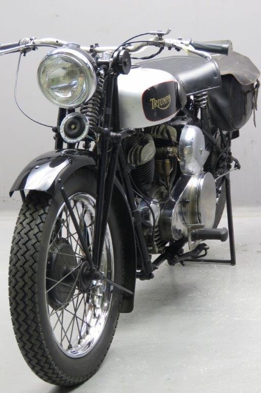 Старинный мотоцикл Triumph WLA