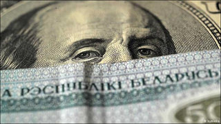 На первых в новом году торгах рубль снизился к корзине и к доллару