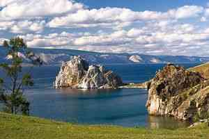 «На Байкале есть места, которые наделяют человека силой и энергией, таким местом, к примеру, является скала Шаманка на острове Ольхоне, там духи оберегают, ...